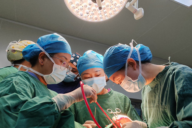 援藏隊員開展手術。