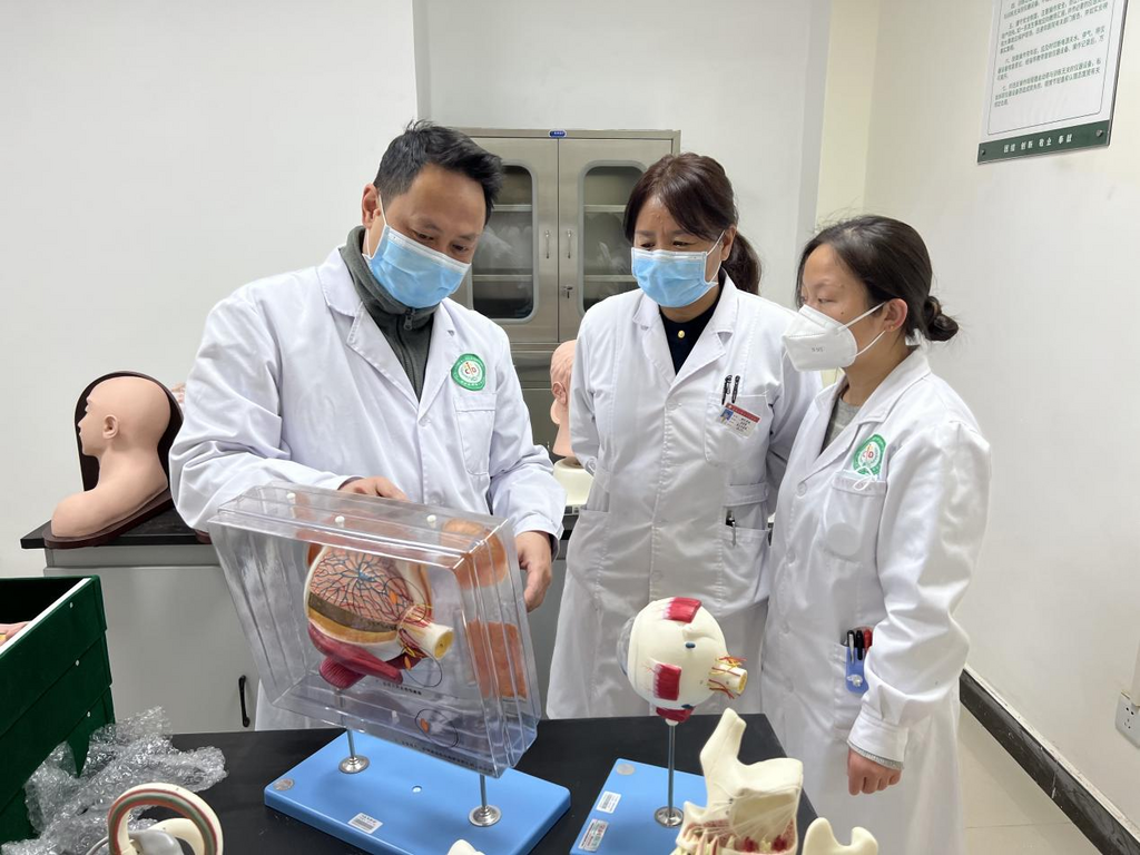 重慶援藏醫(yī)療專家開展“師帶徒”工作。