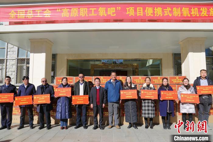 圖為發(fā)放儀式現(xiàn)場(chǎng)?！⊥趵?攝