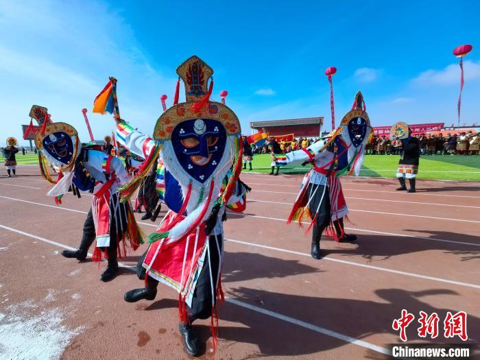 青海湖畔別樣元宵節(jié)：牧民騎牛趕羊共慶佳節(jié)