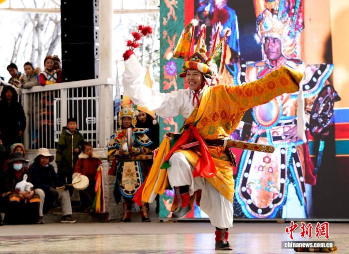 西藏拉薩：布達(dá)拉宮腳下上演服飾秀