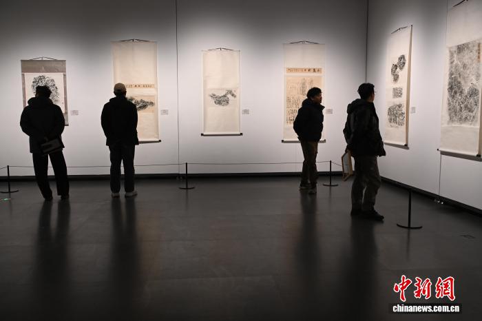 玉樹“遠(yuǎn)古史畫”巖畫拓片展亮相西藏美術(shù)館