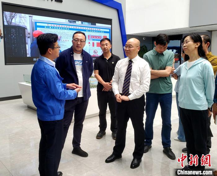 圖為全國政協(xié)委員、農(nóng)工黨青海省委主委王昆(中)在企業(yè)調(diào)研?！」鶟M福 供圖