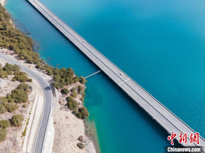 圖為西藏林拉高等級(jí)公路多布湖段風(fēng)光?！〗w波 攝