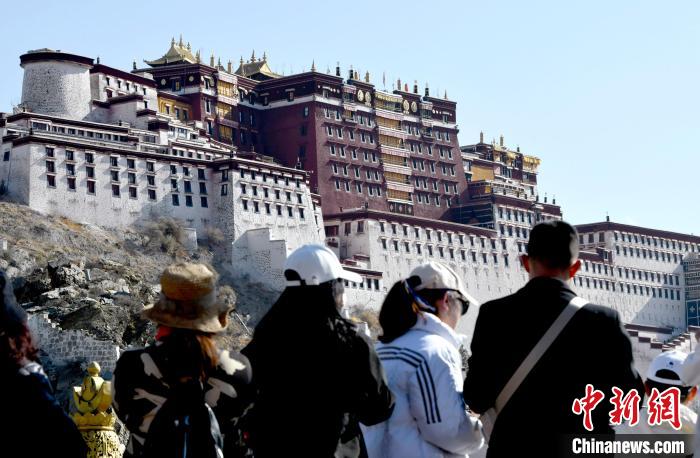 4月17日，游客在拉薩布達(dá)拉宮觀景臺(tái)拍照留念?！±盍?攝