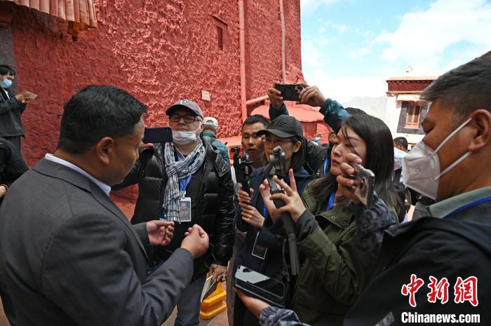 圖為中外媒體采訪布達拉宮管理處相關(guān)負責人?！≮w朗 攝