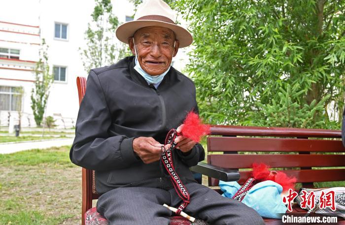 圖為曲松縣特困人員集中供養(yǎng)中心老人在做傳統(tǒng)手工編織?！≮w朗 攝