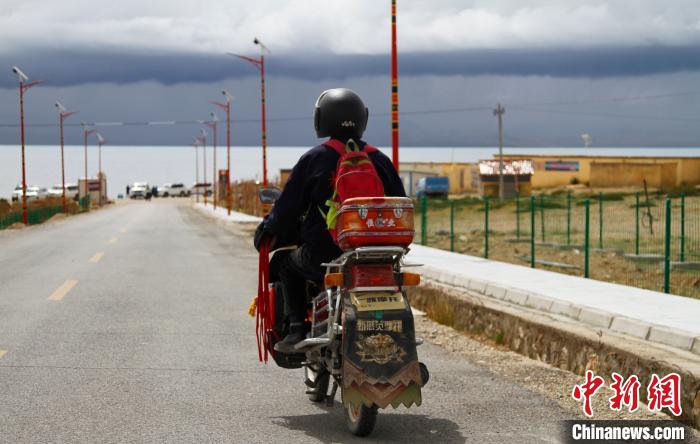 圖為白瑪從家中前往湖邊巡邏?！≮w朗 攝