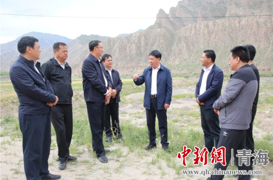 圖為黃南州有關(guān)領(lǐng)導(dǎo)現(xiàn)場踏勘、督導(dǎo)生態(tài)環(huán)保責(zé)任落實(shí)情況現(xiàn)場。黃宣攝