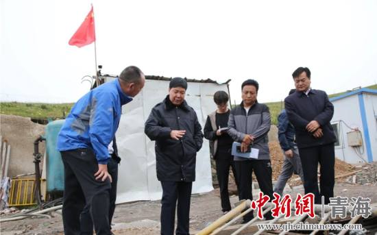 圖為黃南州有關(guān)領(lǐng)導(dǎo)現(xiàn)場踏勘、督導(dǎo)生態(tài)環(huán)保責(zé)任落實(shí)情況現(xiàn)場。黃宣攝