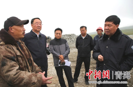 圖為黃南州有關(guān)領(lǐng)導(dǎo)現(xiàn)場踏勘、督導(dǎo)生態(tài)環(huán)保責(zé)任落實(shí)情況現(xiàn)場。黃宣攝