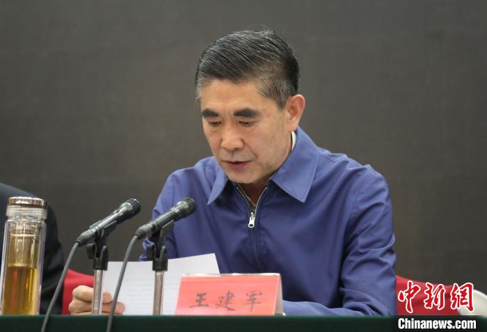 圖為青海省委書記王建軍出席會(huì)議并作講話?！?zhí)砀?攝