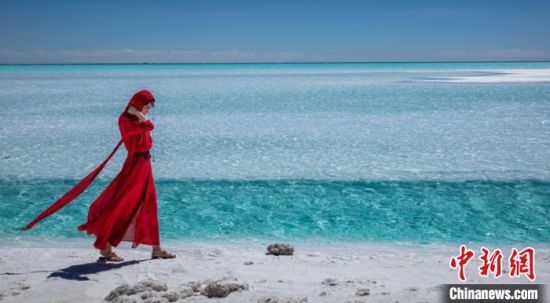 圖為地處柴達(dá)木盆地的東臺吉乃爾湖。　莫啟明　攝