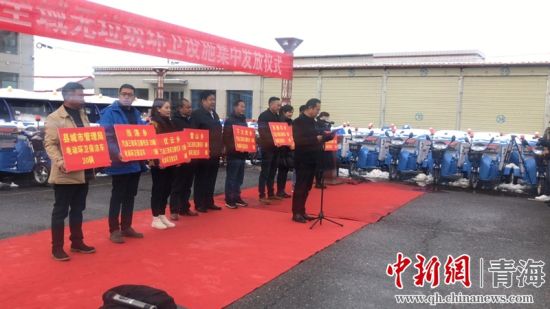 圖為環(huán)衛(wèi)設(shè)施集中發(fā)放儀式現(xiàn)場。甘恩超 攝