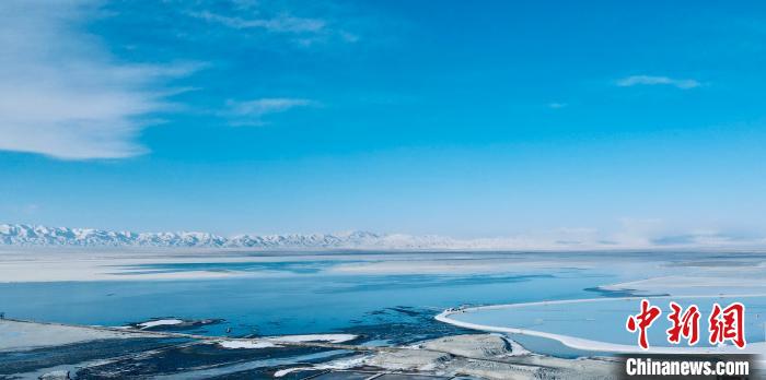 圖為冬季茶卡天空壹號景區(qū)?！±罱瓕?攝