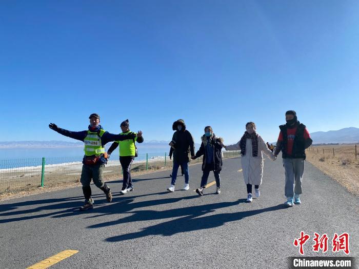 圖為徒步現(xiàn)場?！±罱瓕?攝