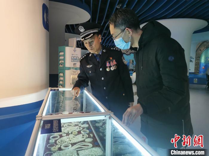 圖為森林警察為游客講解查獲這些象牙制品過程中發(fā)生的真實(shí)故事?！∥乃碱?攝