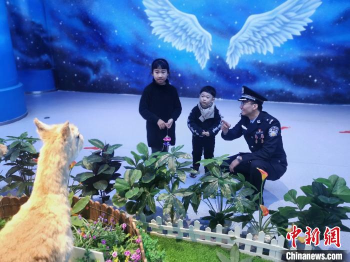 圖為森林警察為小朋友科普野生動(dòng)物保護(hù)知識(shí)。　文思睿 攝