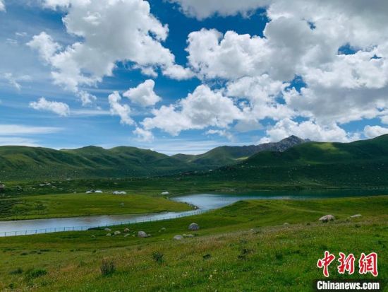 圖為果洛州境內(nèi)的年保玉則。（資料圖）　孫?！z