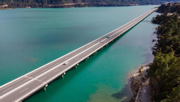 資料圖為西藏拉薩至林芝高等級公路多布湖風(fēng)光?！〗w波 攝