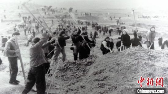 圖為開(kāi)山治水。(資料圖) 青海省水利廳 供圖