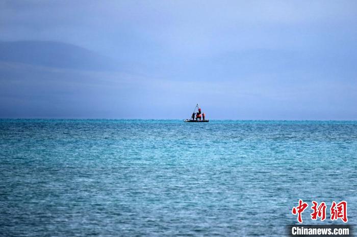 從岸邊營地以長焦鏡頭遠(yuǎn)眺，科考隊(duì)員在巴木錯作業(yè)?！?lt;a target='_blank' ><p  align=