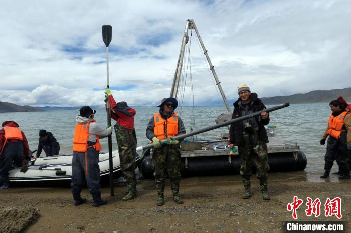 科考隊(duì)員從巴木錯采樣歸來?！?lt;a target='_blank' ><p  align=