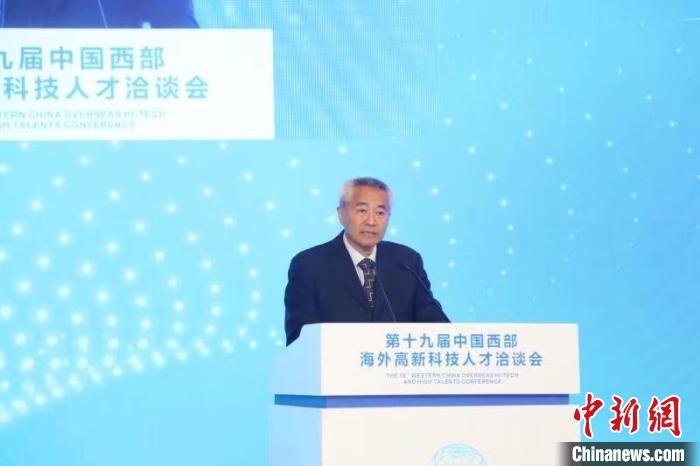 全國政協(xié)副主席、九三學社中央常務副主席邵鴻出席論壇并致辭。　四川省委統(tǒng)戰(zhàn)部供圖