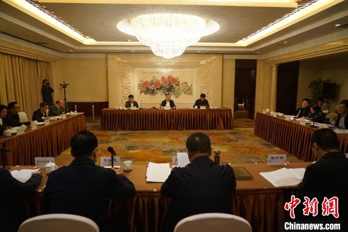 圖為座談會現(xiàn)場?！∨擞隄?攝