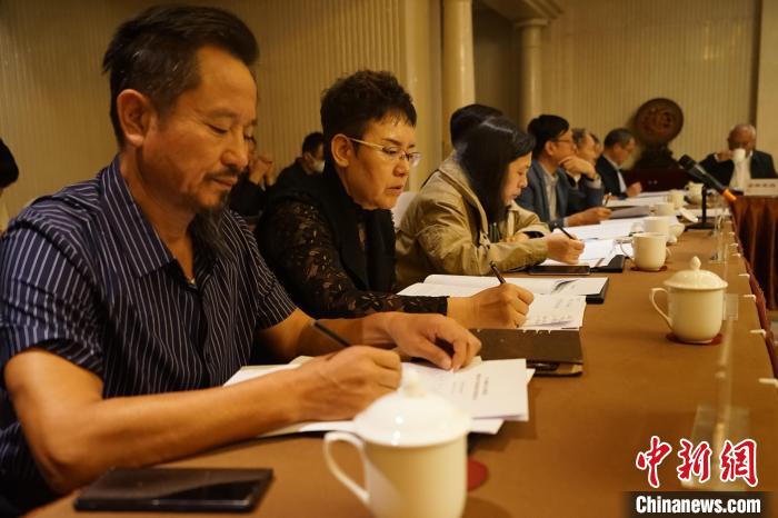 圖為座談會現(xiàn)場?！∨擞隄?攝