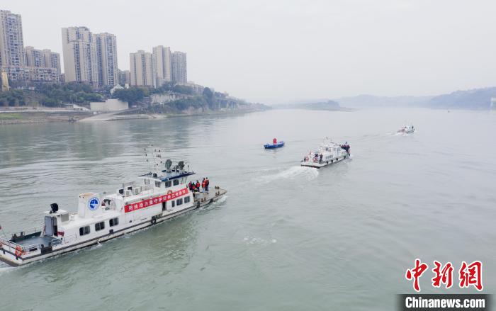 聯(lián)合巡江守護活動現(xiàn)場?！〗部h融媒體中心 攝