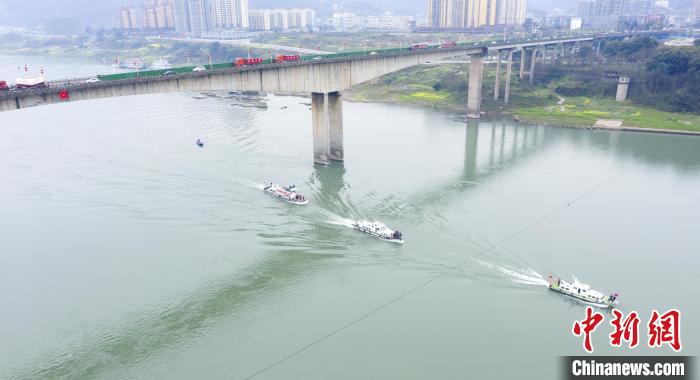 聯(lián)合巡江守護活動現(xiàn)場?！〗部h融媒體中心 攝