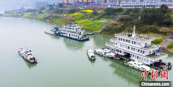 聯(lián)合巡江守護活動現(xiàn)場?！〗部h融媒體中心 攝