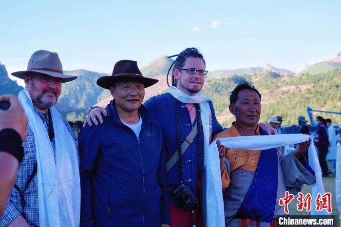 圖為當(dāng)?shù)孛癖娕c外籍?dāng)z影師合影留念?！●R銘言 攝