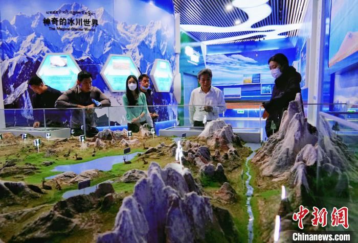 圖為中外嘉賓在玉樹(shù)州博物館內(nèi)參觀?！●R銘言 攝