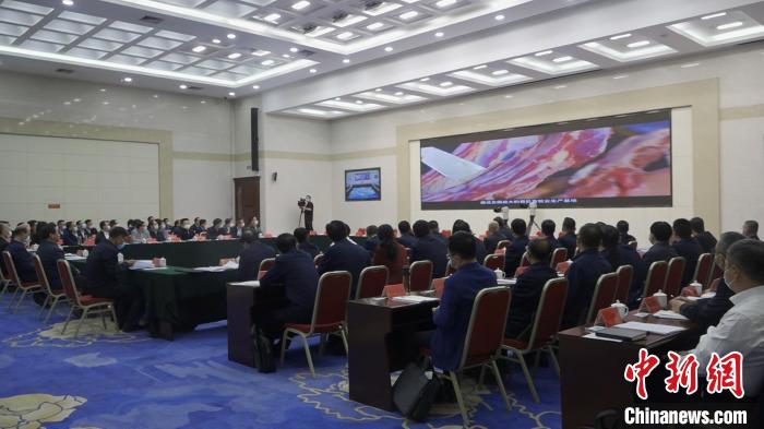 圖為部省共同打造青海綠色有機(jī)農(nóng)畜產(chǎn)品輸出地推進(jìn)會(huì)議現(xiàn)場(chǎng)?！±罱瓕?攝