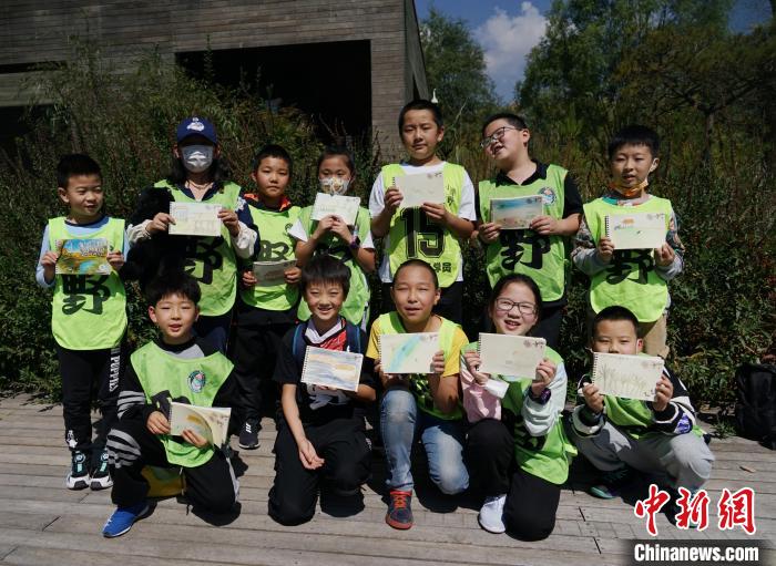 圖為小朋友展示學習成果。　馬銘言 攝