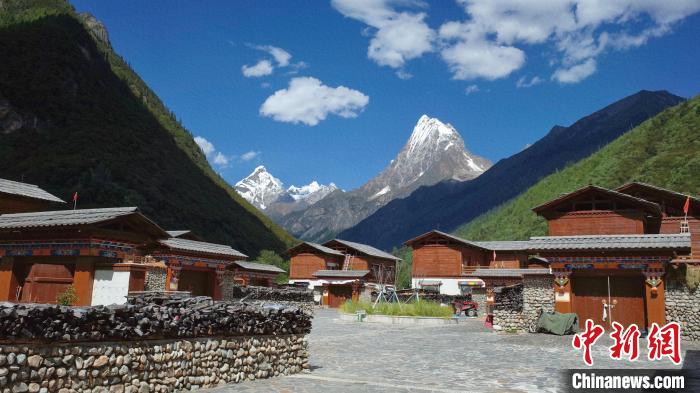 圖為西藏林芝市工布江達(dá)縣錯高古村。　謝牧 攝