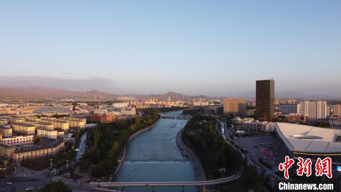 圖為無人機(jī)航拍德令哈巴音河。　何倩楠 攝