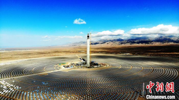 圖為德令哈光伏產(chǎn)業(yè)園?！O睿 攝