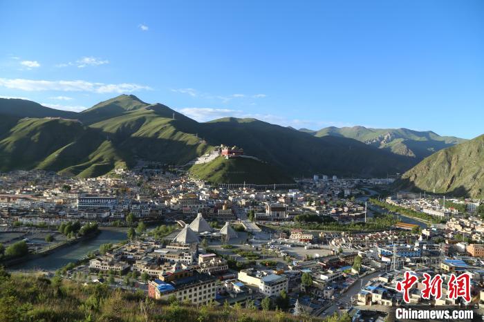 圖為航拍玉樹市?！∮駱涫形麄鞑抗﹫D
