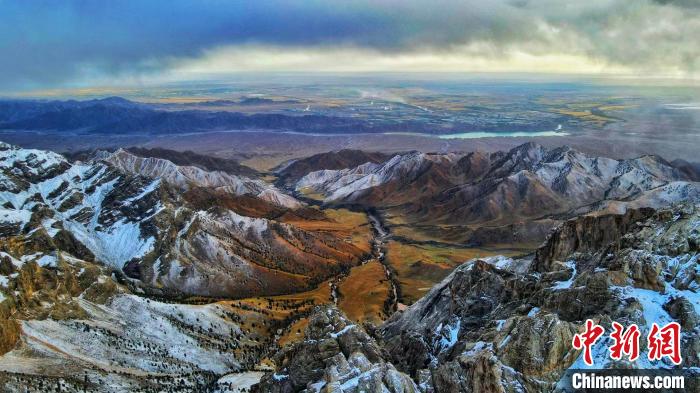 圖為柴達(dá)木盆地柏樹(shù)山森林地質(zhì)公園云霧繚繞。　巴圖那生 攝