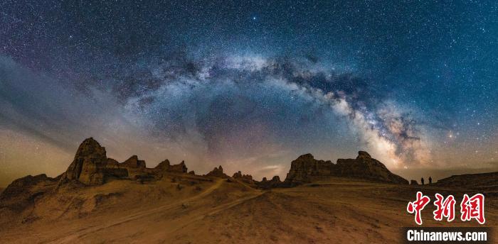 資料圖為冷湖賽什騰山天文臺址的星空?！±浜I(yè)園區(qū)供圖