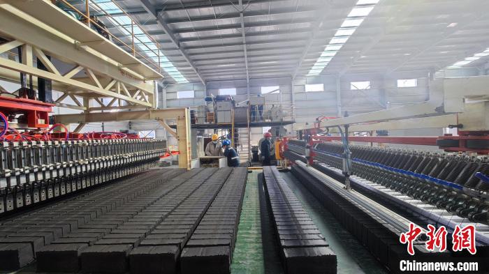 圖為張掖市宏能煤業(yè)有限公司煤矸石綜合利用項目現(xiàn)場。(資料圖) 錢大偉 攝