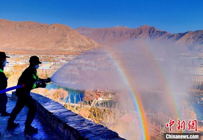 12月6日，布達(dá)拉宮消防救援大隊(duì)在布達(dá)拉宮山體林草區(qū)域開(kāi)展?jié)窕ぷ?。　劉?攝