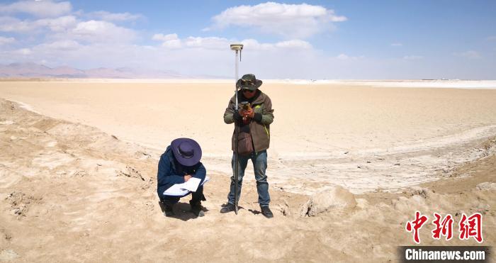 圖為鹽湖礦產(chǎn)資源國(guó)情調(diào)查。(資料圖) 柴綜院 供圖