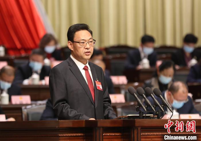 圖為青海省西寧市人民政府代市長石建平作政府工作報告。　祁增蓓 攝