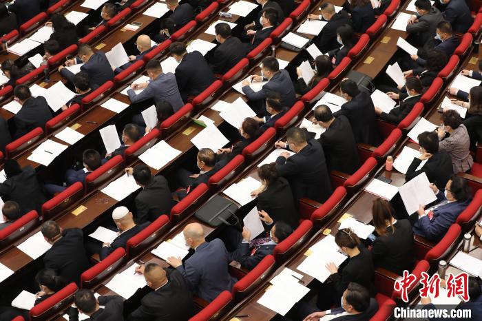 圖為會議現(xiàn)場，參會代表正在聽取政府工作報告。　祁增蓓 攝