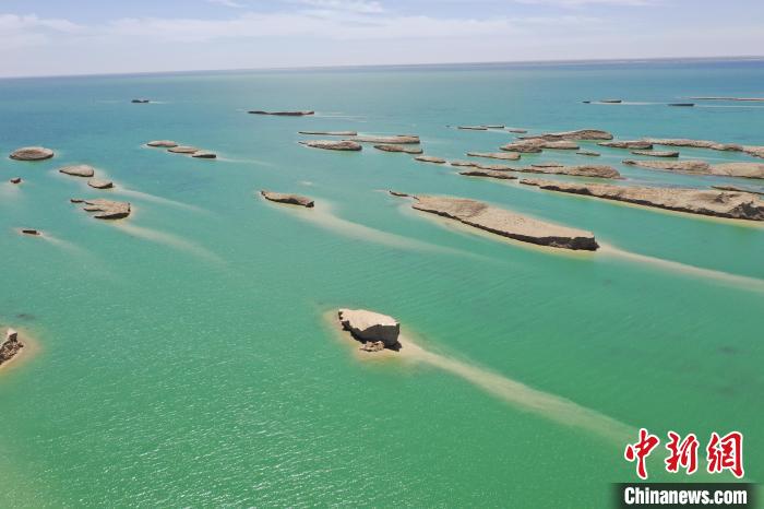 圖為海西州境內(nèi)的水上雅丹風(fēng)光?！≮w凜松 攝