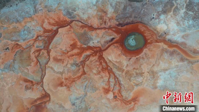 圖為海西州境內(nèi)的“網(wǎng)紅”景點“惡魔之眼”。　趙凜松 攝